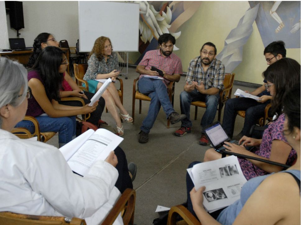 La profesora Mariangela Maggiolo en uno de los grupos que se conformaron para la actividad.