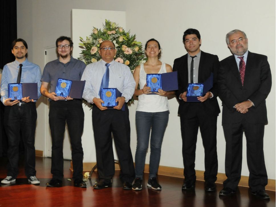 Un grupo de los nuevos magíster junto al decano de la Facultad de Medicina, doctor Manuel Kukuljan