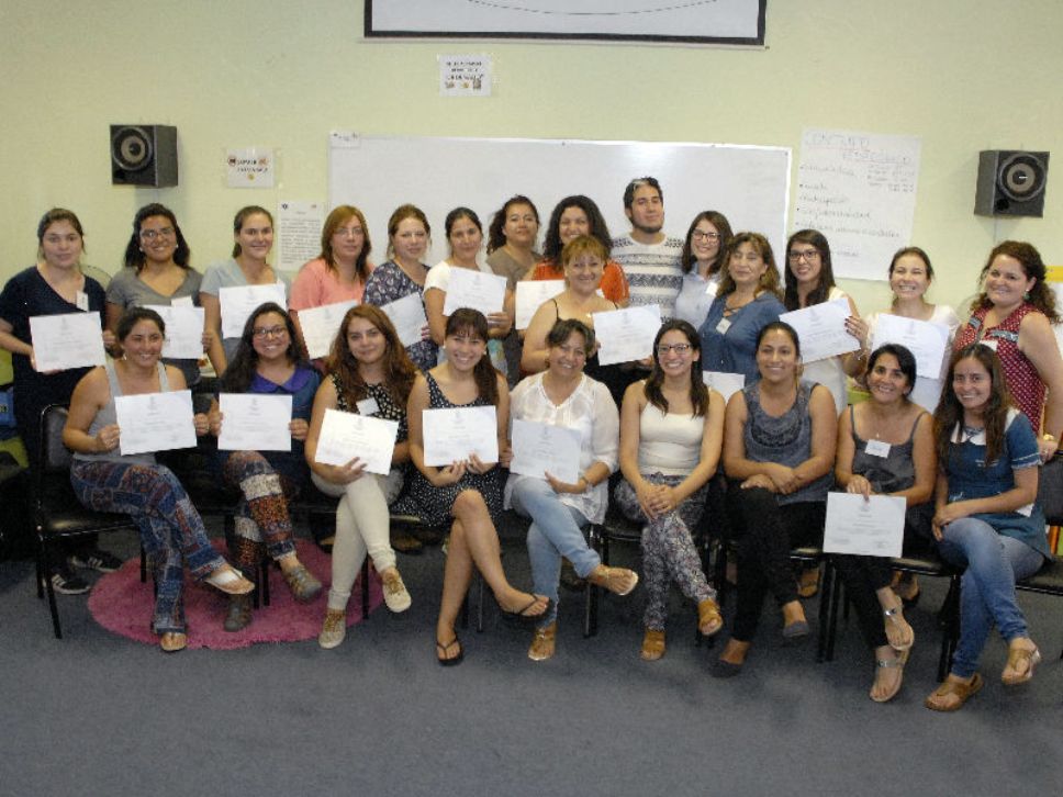 Las profesoras de la Escuela Diferencial Santa Teresa de Ávila luego de recibir su diploma por la capacitación recibida. 