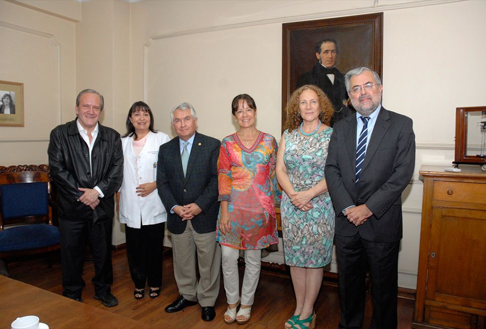 Dres. Octavio Enríquez, Andrea Mena, Enrique Paris, María Elena Santolaya, profesora Mariangela Maggiolo y decano Manuel Kukuljan