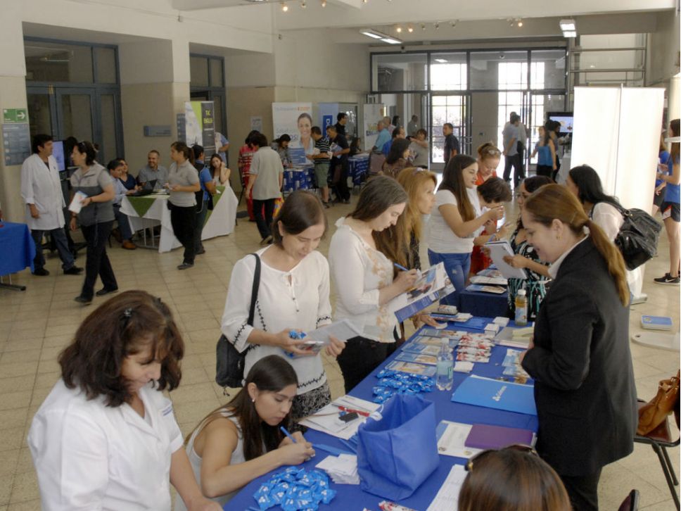 Funcionarios y académicos acudieron a esta primera feria. 