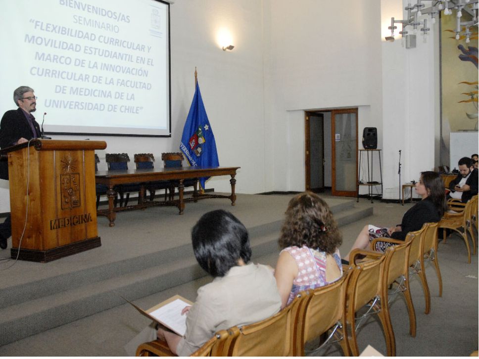 El doctor Eduardo Tobar se refirió a los desafíos del proceso de innovación curricular. 