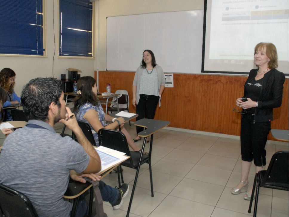 Las profesoras Marcia Toloza y Virginia Varela durante la inauguración de la jornada de docentes clínicos