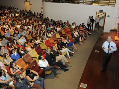 El doctor Manuel Kukuljan llamó a los nuevos estudiantes a que aprovechen al máximo la oportunidad "de un espacio de búsqueda de la verdad, de verdades que podemos compartir".