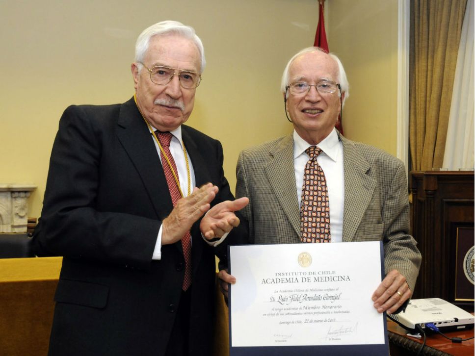 El doctor Humberto Reyes, presidente de la Academia Chilena de Medicina, hace entrega del nombramiento al doctor Luis Fidel Avendaño. 