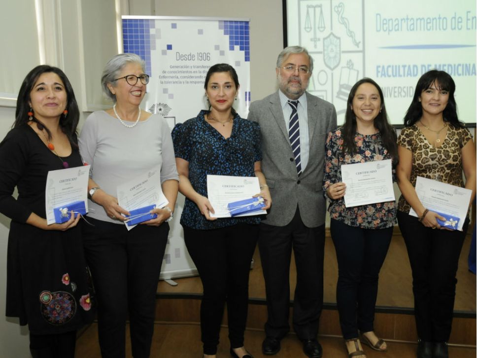 El doctor Manuel Kukuljan y la prof. Silvana Castillo (a la izquierda) junto a algunas docentes homenajeadas