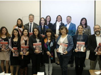 El grupo de autores junto a la editora, profesora Pía Villanueva. 