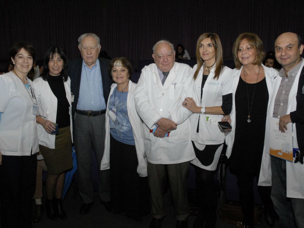 Los doctores Manuel García de los Ríos, Rodolfo Armas Merino y Sergio Bozzo junto a parte del comité organizador de estas jornadas. 
