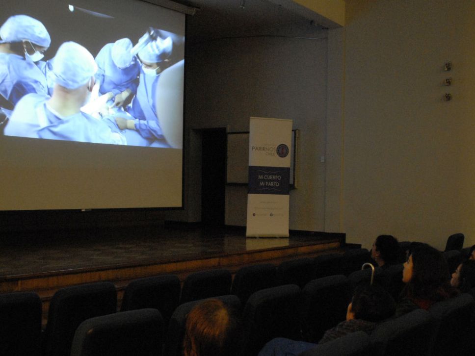 La actividad consideró la exhibición de dos documentales referidos al parto respetado
