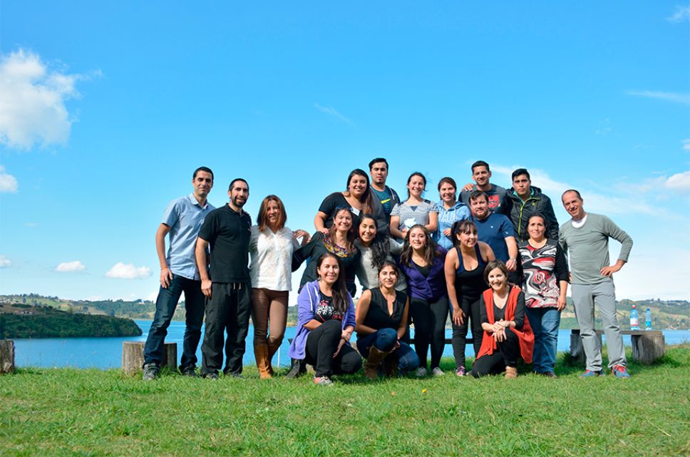 El equipo docente junto a los técnicos paramédicos participantes en la actividad. 