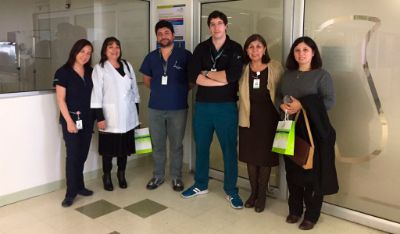 Magaly Yarza, Andrea Mena, Ronald Fuentes, Pablo Cortes, Myriam Gálvez y Melania Miranda, flanqueando a estudiantes de Formación de Especialistas 