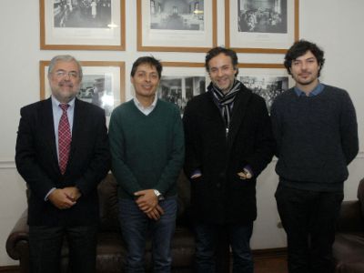 Doctores Manuel Kukuljan, decano de la Facultad de Medicina; Luis Michea y Marcelo Villalón, junto al asesor de proyectos del decanato Yerko Montenegro 