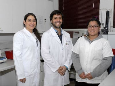 El doctor Diego García junto a parte de su equipo, la bioquímica Karla Vásquez y a técnico analista químico Greys Lagos. 