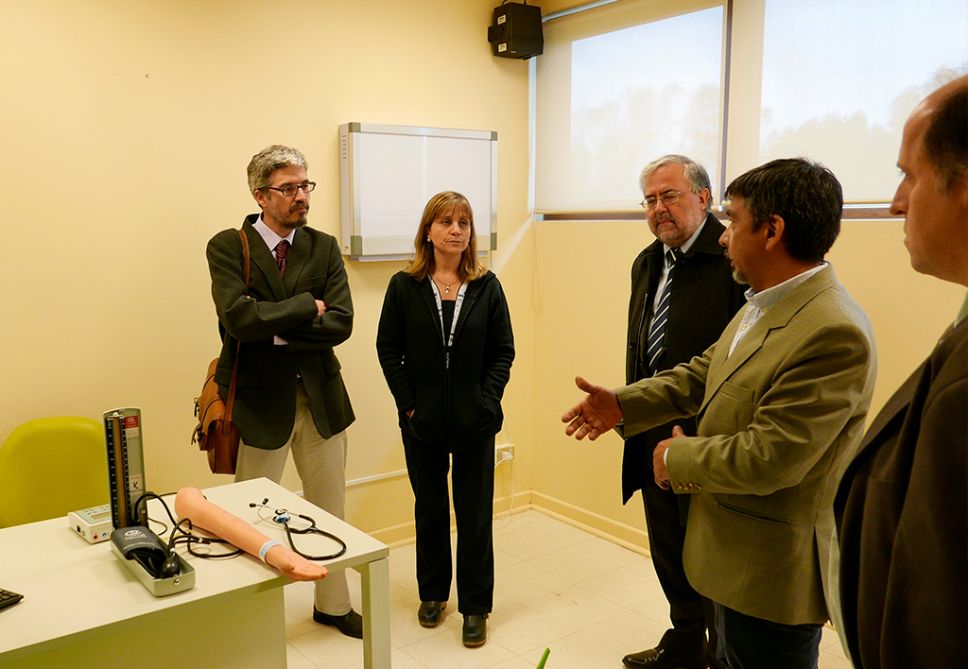 Dr.Eduardo Tobar, EU Paulina Espinoza, decano Manuel Kukuljan y Dr. Patricio Maragaño, director del CSC