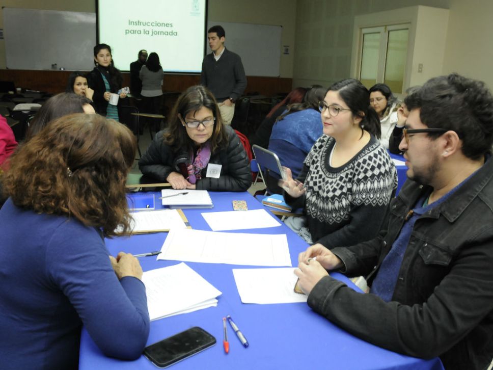 Los participantes trabajaron en grupos con el fin de proponer ajustes curriculares pertinentes. 