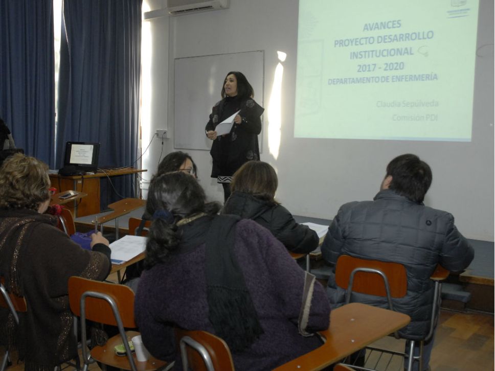 La prof Silvana Castillo, directora del Dpto de Enfermería, señaló que en el encuentro "mostramos cómo desde las distintas dimensiones disciplinares podemos visualizar los objetivos estratégicos" 