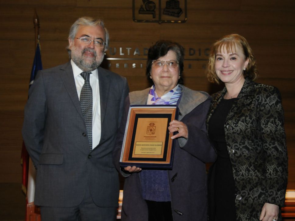 Doctor Manuel Kukuljan junto a las profesoras María Mercedes Pavez y Virginia Varela. 