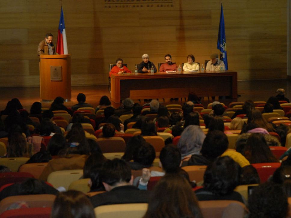 El encuentro consideró un coloquio entre académicos, dirigentes sociales y estudiantes. 