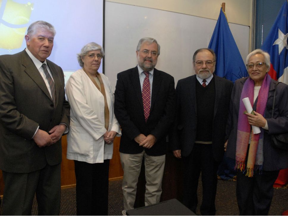 Doctores Raúl Godoy, del Programa de Genética; Carmen Larrañaga, directora del iCBM;Manuel Kukuljan, decano de la Facultad de Medicina; Ángel Spotorno y su esposa, Elsa. 