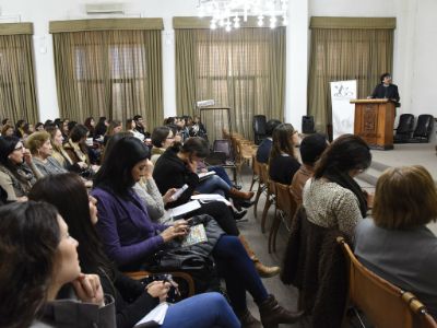 El profesor Rodrigo Valenzuela ahondó en la necesidad de basar el conocimiento nutricional en avances científicos. 