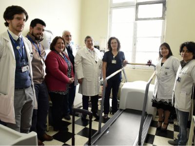 Dr. Javier Villarroel, Francisco Saavedra, Marta Durán; doctores Fernando Florenzano y Carlos Altamirano; enf. Patricia Mali; doctoras Andrea Mena y Catherine Bravo.   