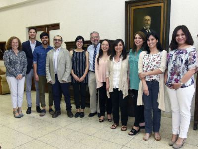 Los profesores premiados junto a las máximas autoridades de la Facultad de Medicina