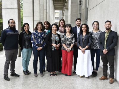 Las directoras Verónica Aliaga, de Pregrado, y Claudia Collado, de la Escuela de Enfermería, junto a Claudia Sepúlveda y la Comisión de Autoevaluación y Aseguramiento de la Calidad de Enfermería. 