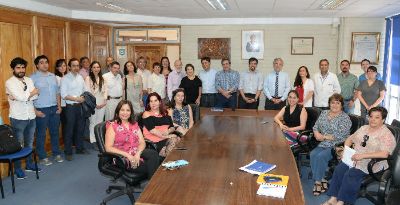 La delegación de la Facultad de Medicina, encabezada por el doctor  Manuel Kukuljan, junto al alcalde Mauro Tamayo, y al decano de Odontología, doctor Jorge Gamonal.