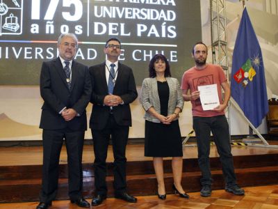 El doctor Vicente Valenzuela premiado por su investigación.