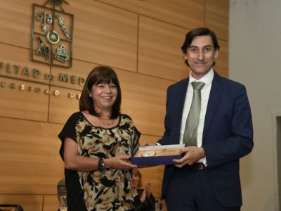 La profesora Zulema de Barbieri entrega su distinción al profesor Adrián Fuente. 