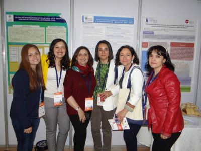 Docentes del departamento y estudiante Valeria Santander, destacando el trabajo formato póster enfocado en el programa de radio de la unidad