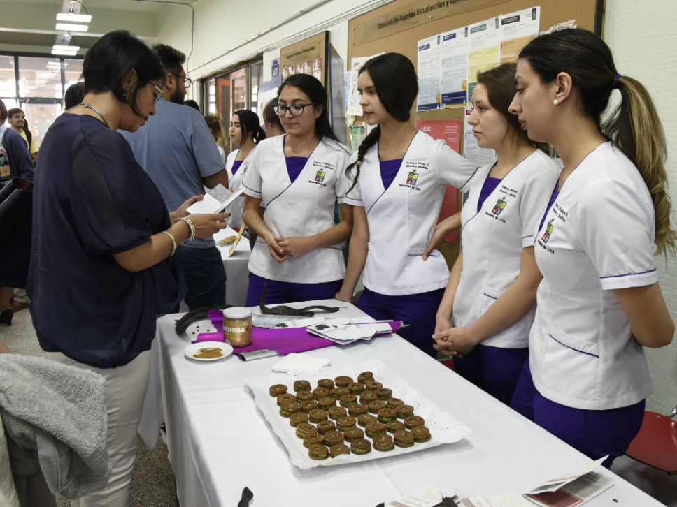 La feria atrajo a público de toda la comunidad de la Facultad de Medicina