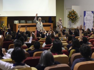 El doctor Patch Adams cuestionó el rol que la medicina ha tomado hoy en nuestras sociedades, por lo que enfatizó en el gozo de cuidar a las personas con compasión y atención amorosa.