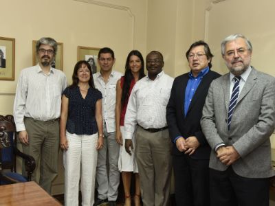 Los doctores Eduardo Tobar, María Elena Santolaya, Jaime Godoy y Karen Venegas;  Rodrigue Takoudjou (SJ) y los doctores Jorge Martínez y Manuel Kukuljan. 