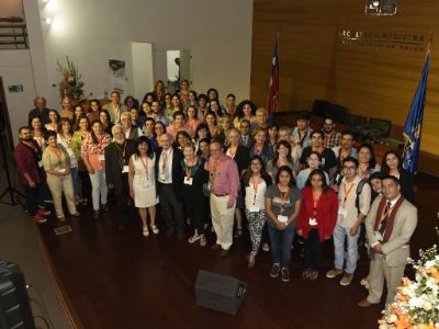 Parte de los asistentes al encuentro junto al doctor Werner Apt (al centro). 