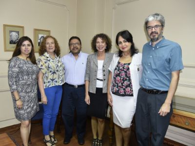 Profesoras Claudia Arancibia, CHC, y Mariangela Maggiolo, vicedecana; dr. Adalberto Amaya; Margarita Ahumada, de RRII; dra. Patricia Gómez, dir. académica HCUCH y dr. Eduardo Tobar, dir. académico.