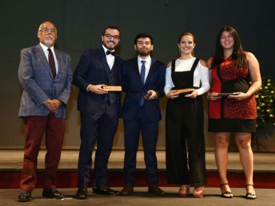 Doctor Esteban Cortés junto a los mejores egresados 2017, doctores Yerco Goldman, Felipe Carrillo, Francisca Madrid y Trinidad Pinochet. 