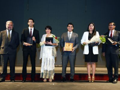 El doctor Kukuljan junto a los mejores docentes, doctores Boris Marinkovic, Ana Luisa Bascur, Manuel Figueroa, Lorena Buele y Fernando Munizaga. 