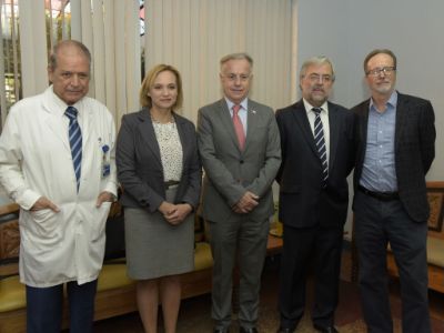 Doctor Jorge Hasbún, director del HCUCH; Carolina Goic; ministro Emilio Santelices; doctor Manuel Kukuljan y doctor Fernando Ivanovic Zuvic, director de la Clínica Psiquiátrica Universitario. 