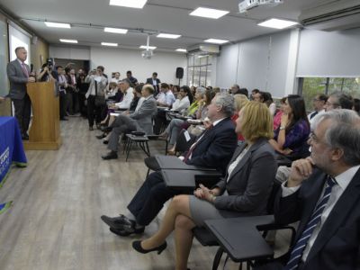 El doctor Santelices, señaló que "las políticas públicas del siglo XXI se hacen con la gente, en la comunidad, con la participación de los actores sociales, la academia y los políticos". 