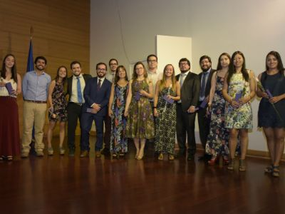 La doctora María Elena Santolaya junto a un grupo de especialistas de Medicina Interna.