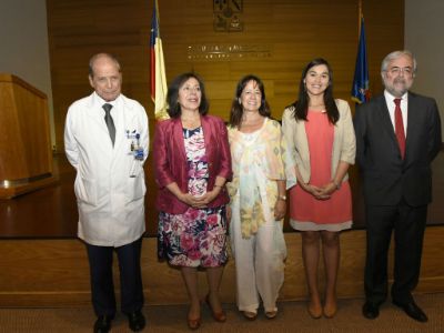 Doctores Jorge Hasbún, director del HCUCH; Gloria Burgos; María Elena Santolaya; Izkia Siches, presidenta del Colegio Médico, y Manuel Kukuljan. 