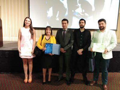 Los doctores Andrea Mena y Carlos Romero, al centro, con algunos de los estudiantes premiados. 