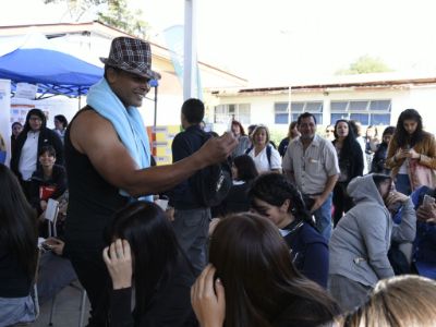 El popular personaje de redes sociales repartió preservativos entre los jóvenes. 