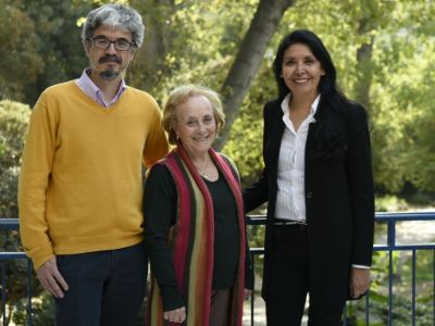 Doctor Eduardo Tobar, junto a las profesoras Ilse López y Vilma Mejía. 