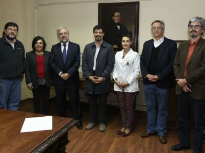 Prof. Luis Romero, de la Junta Electoral Local; dra. Cecilia Hidalgo; dr. Manuel Kukuljan, prof. Mauro Tamayo, dres. Karin Papapietro, Óscar Arteaga y Eduardo Tobar, vicedecano (s).