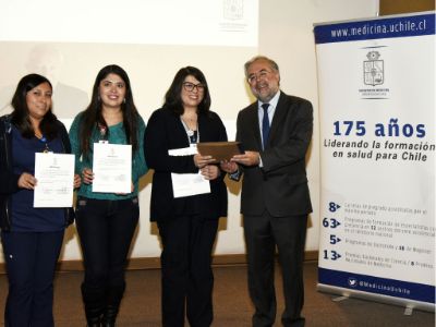 El doctor Manuel Kukuljan, decano de la Facultad de Medicina, entrega algunos de los reconocimientos a los profesionales de la salud del Hospital San Juan de Dios. 