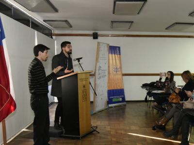 El profesor Bustos destacó la utilidad de este material para los profesionales de la salud que atienden personas con discapacidad auditiva