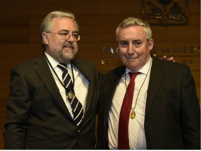 El doctor Manuel Kukuljan recibió la medalla Andrés Bello, que simboliza su mandato en la Facultad de Medicina, de manos del rector de la Universidad de Chile, doctor Ennio Vivaldi. 