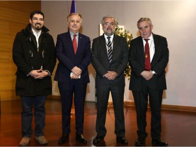 Mauro Tamayo, alcalde de Cerro Navia; doctores Emilio Santelices, ministro de Salud; Manuel Kukuljan, decano de la Facultad de Medicina, y Ennio Vivaldi, rector de la Universidad de Chile. 